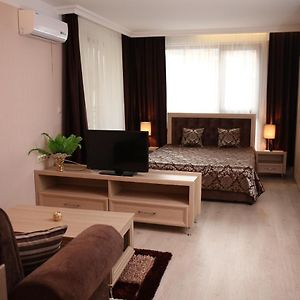 Deluxe Studio